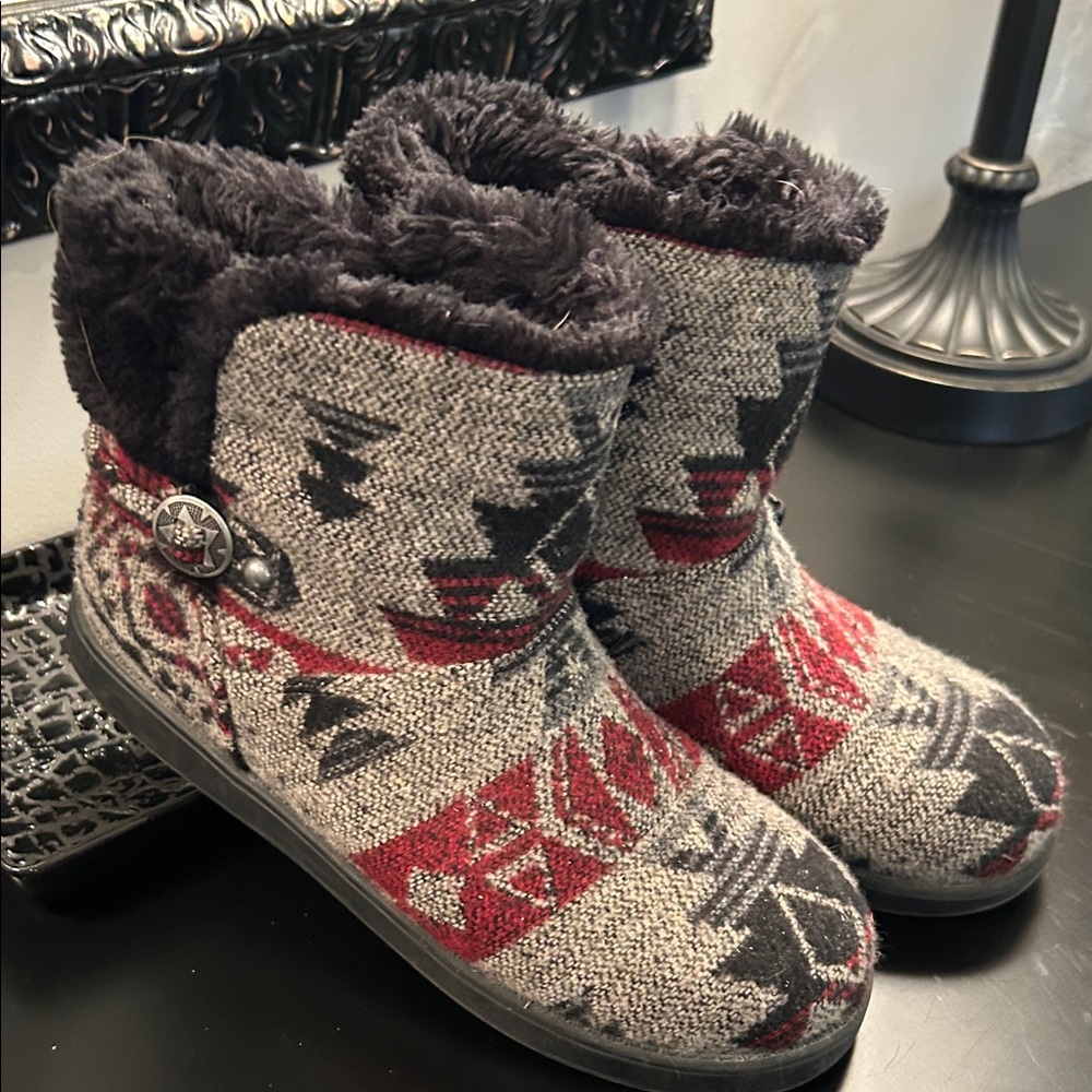 Indigo Women's Black and Red Patterned Winter Boots